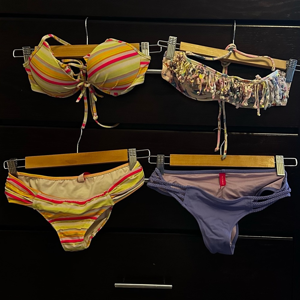 Victoria’s Secret 2 Swimsuit Tops & 2 Bikini Bottoms + 2 XS BIKINI BOTTOMS